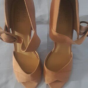 NATRUALIZER SUEDE TAN HIGH HEELS SIZE 9.5M